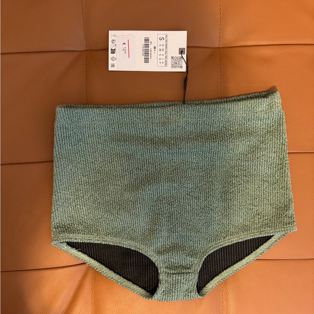 Zara Green Textured Women Shorts